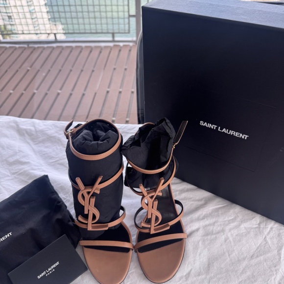 Saint Laurent Cassandra YSL Medallion Stiletto - Picture 2 of 9